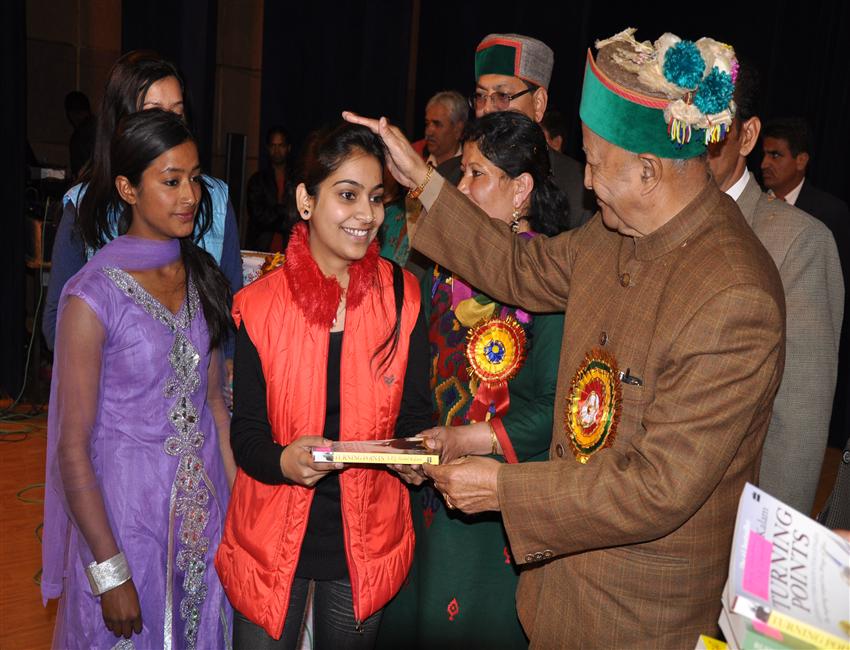 Chief Minister Sh. Virbhadra Singh Distributing Books To School Students