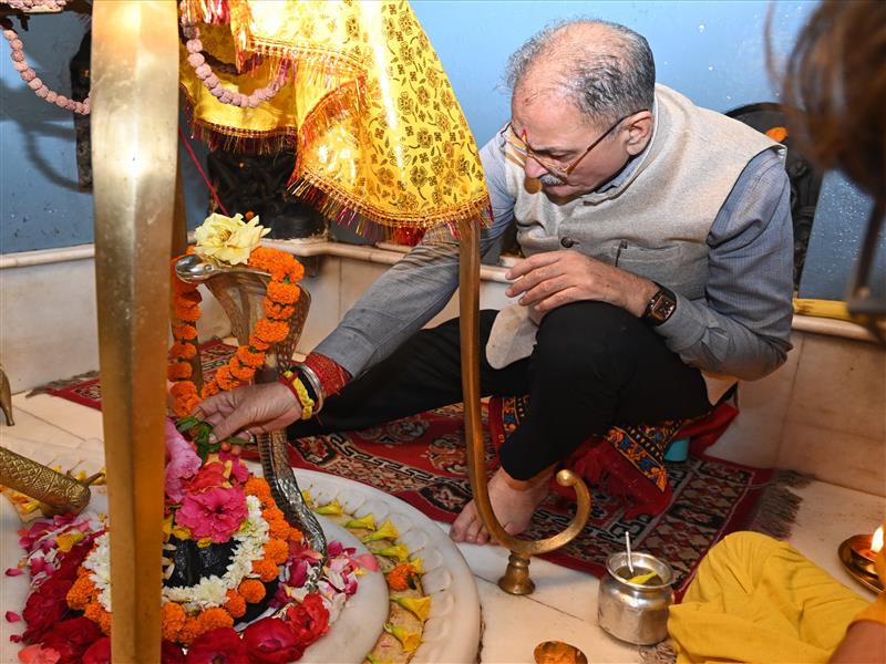 Governor pays obeisance at Baijnath Temple in Kangra