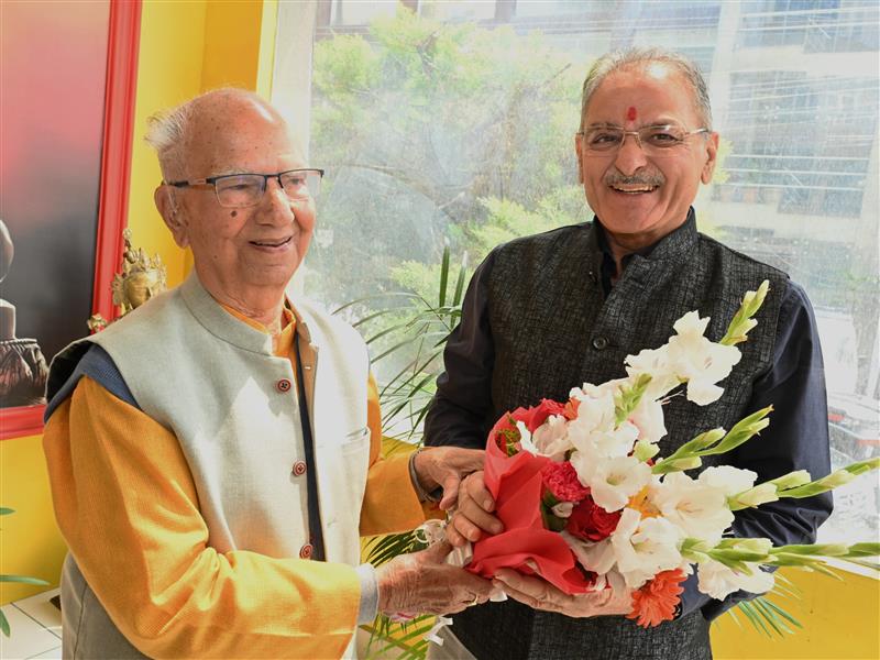 Governor calls on former CM Shanta Kumar
