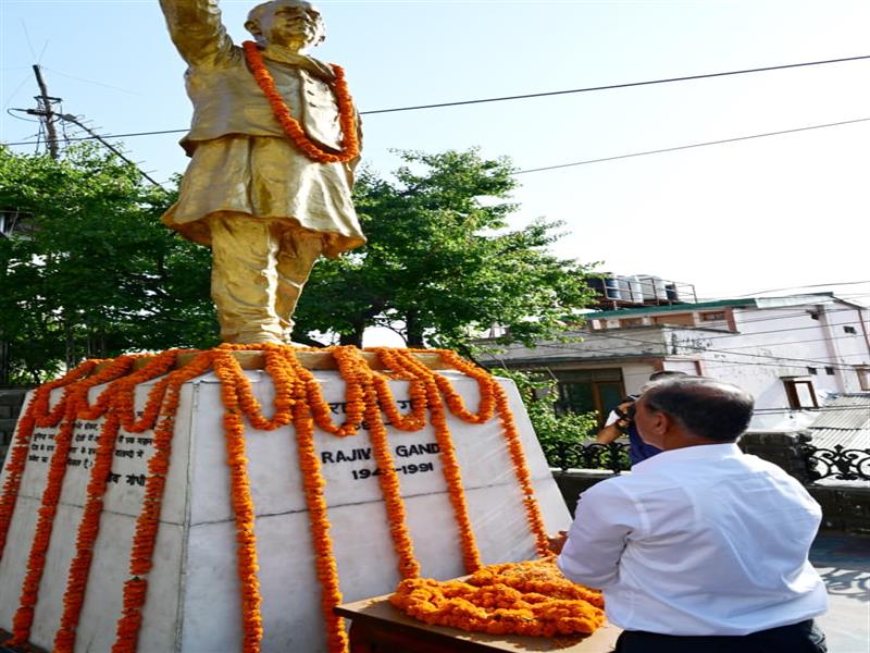 CM pays tributes to Rajiv Gandhi on his death anniversary